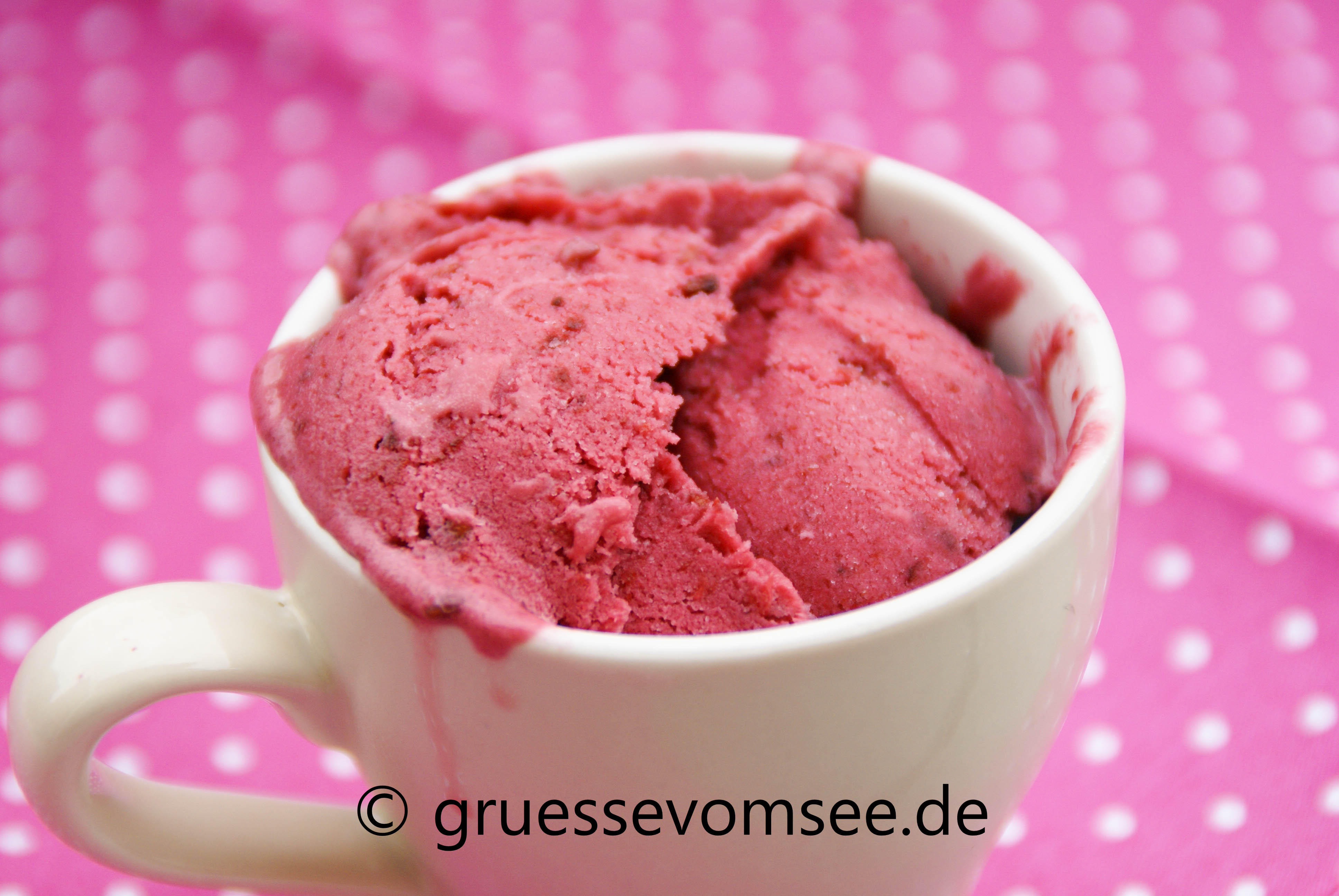 Brombeer-Joghurt-Eis