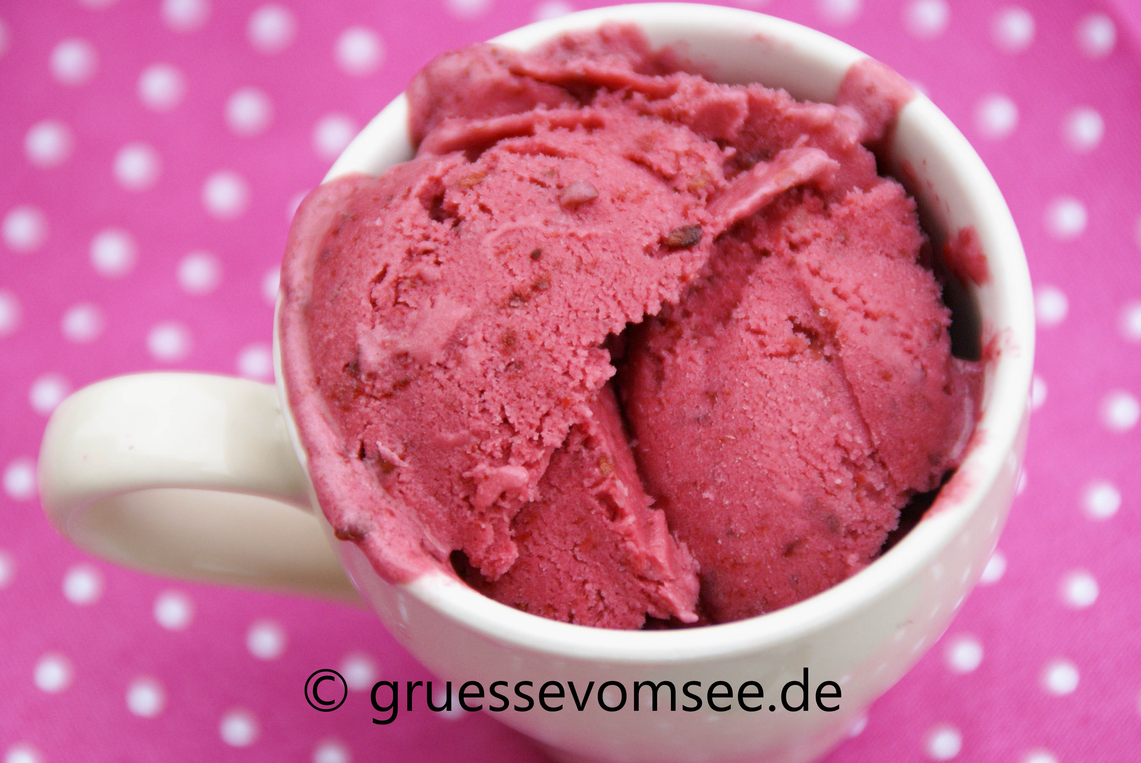Brombeer_Joghurt_Eis_Gruessevomsee