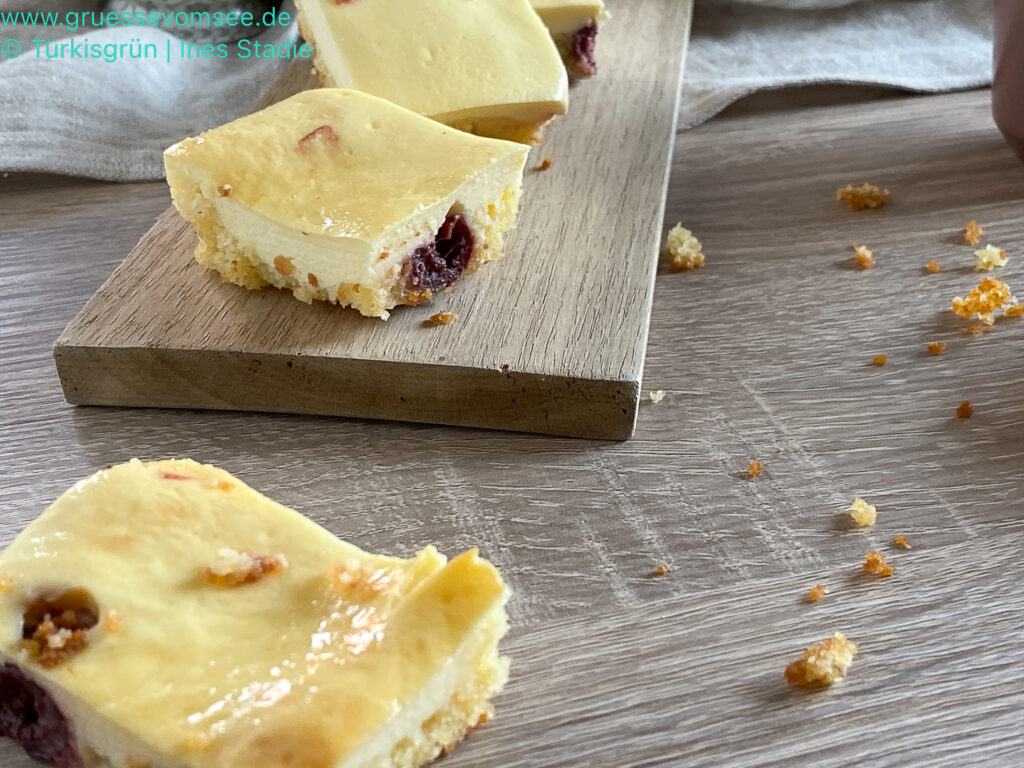 käsekuchen mit weißer schokolade und kirschen