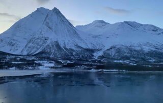 Bergkette Fjord