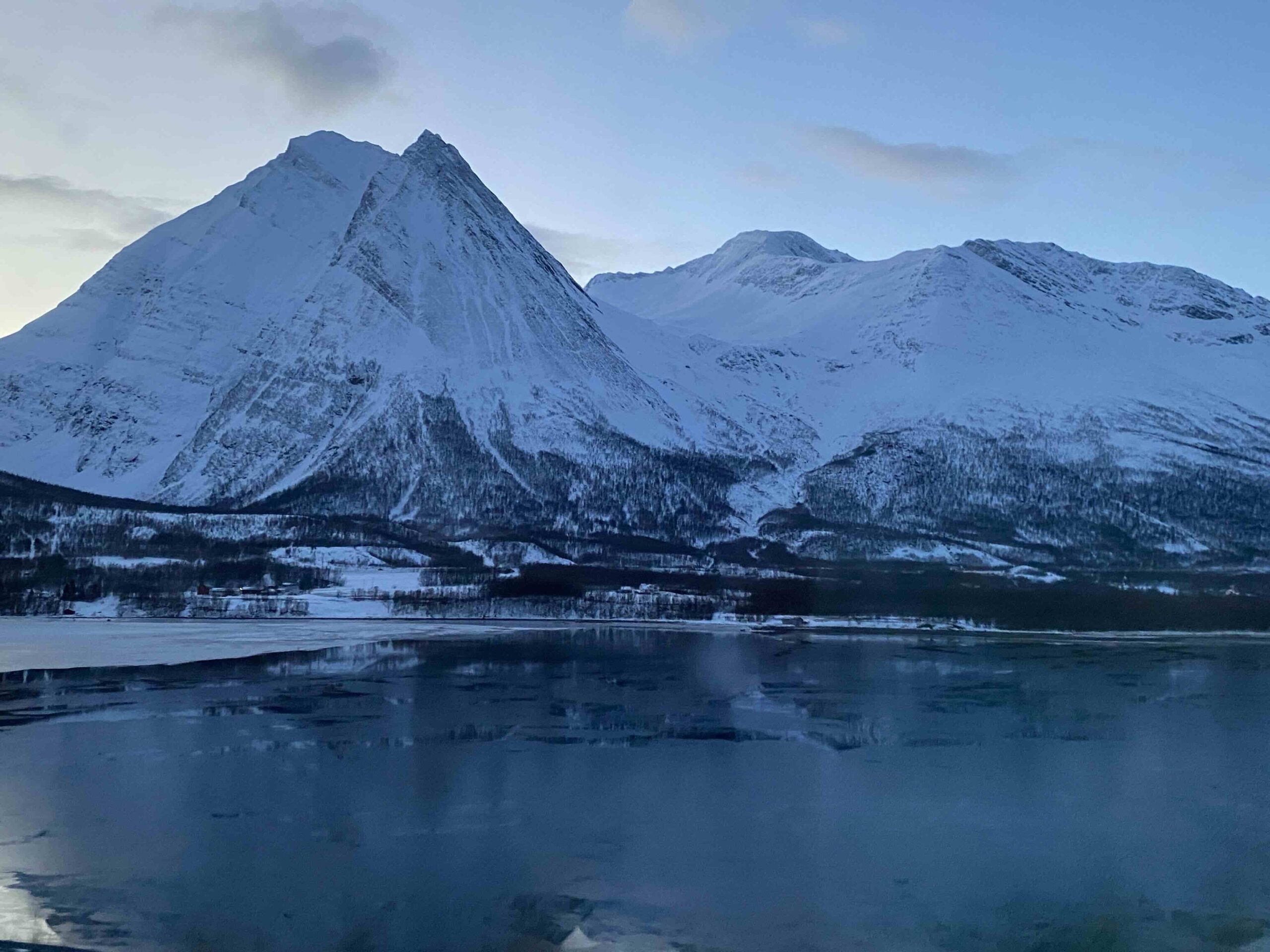 Bergkette Fjord