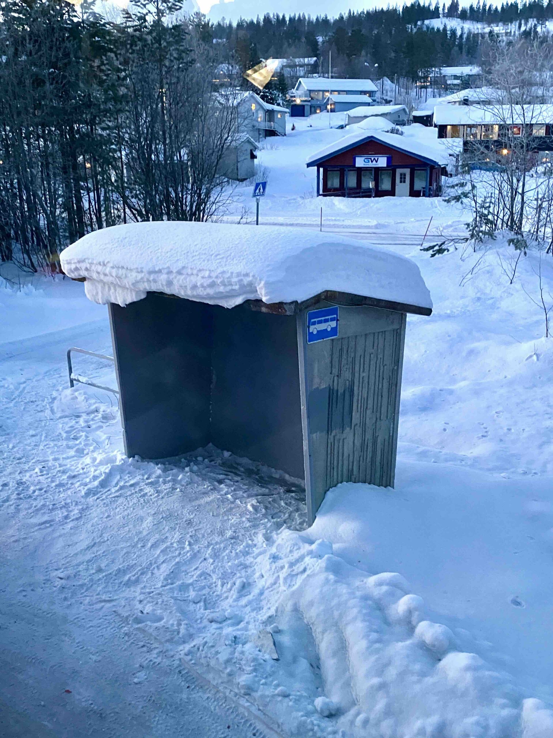 Bushaltestelle am Wegesrand in Norwegen