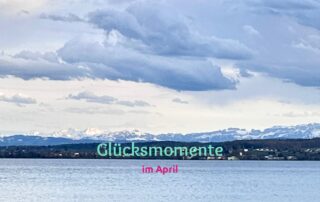 Titelbild mit Bodensee und Alpen Glücksmomente im April 2026